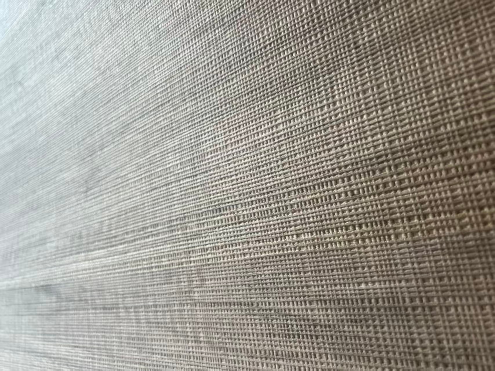 浅色木材表面的细密交叉肌理。