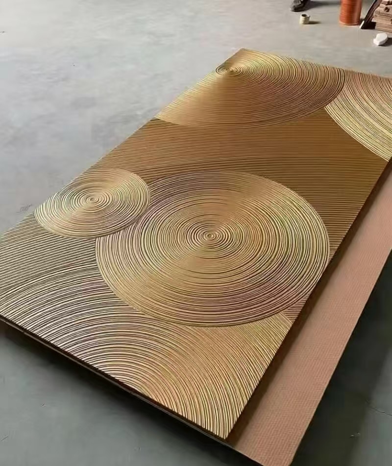 成品实木肌理板，以重叠同心圆浮雕形成层次。