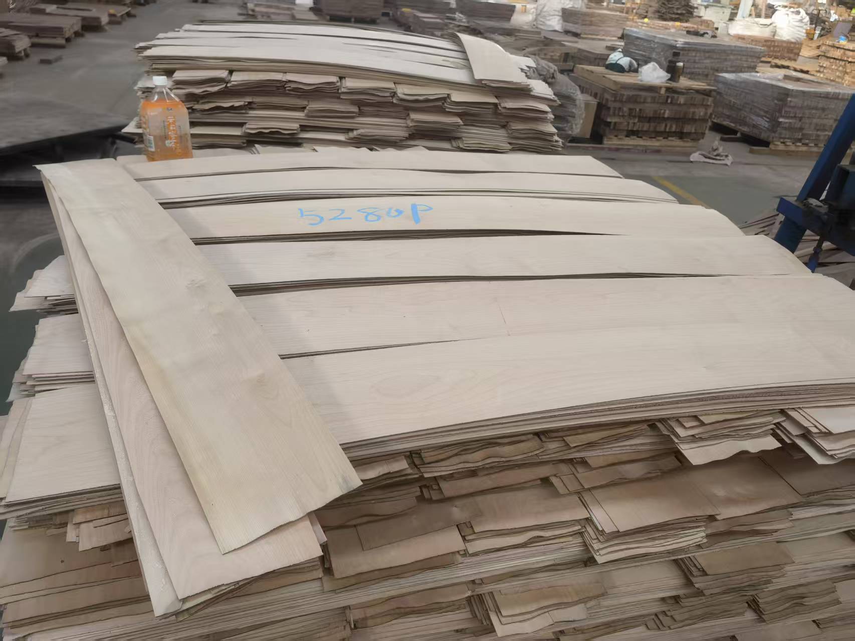 Natural veneer appearance reference; no specific thickness or product represented