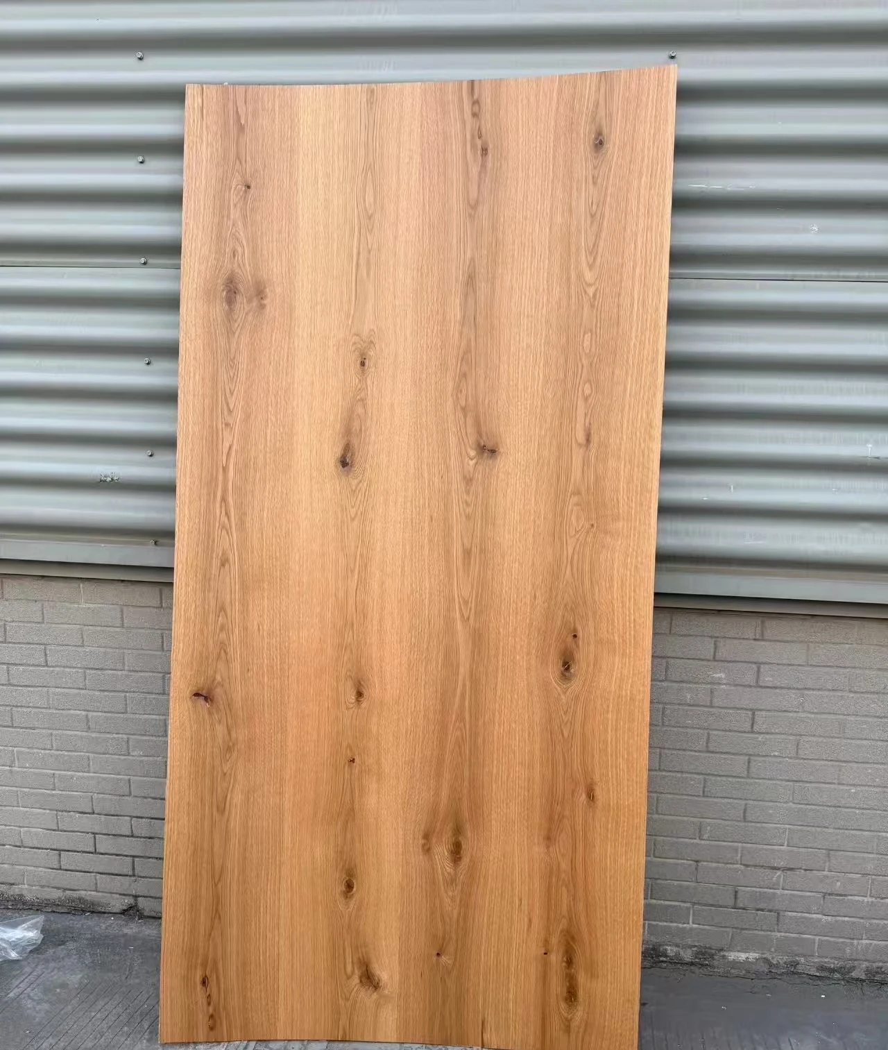 竖向板面展示:连续的纵向纹理与错落结疤,形成舒展而有节奏的视觉。