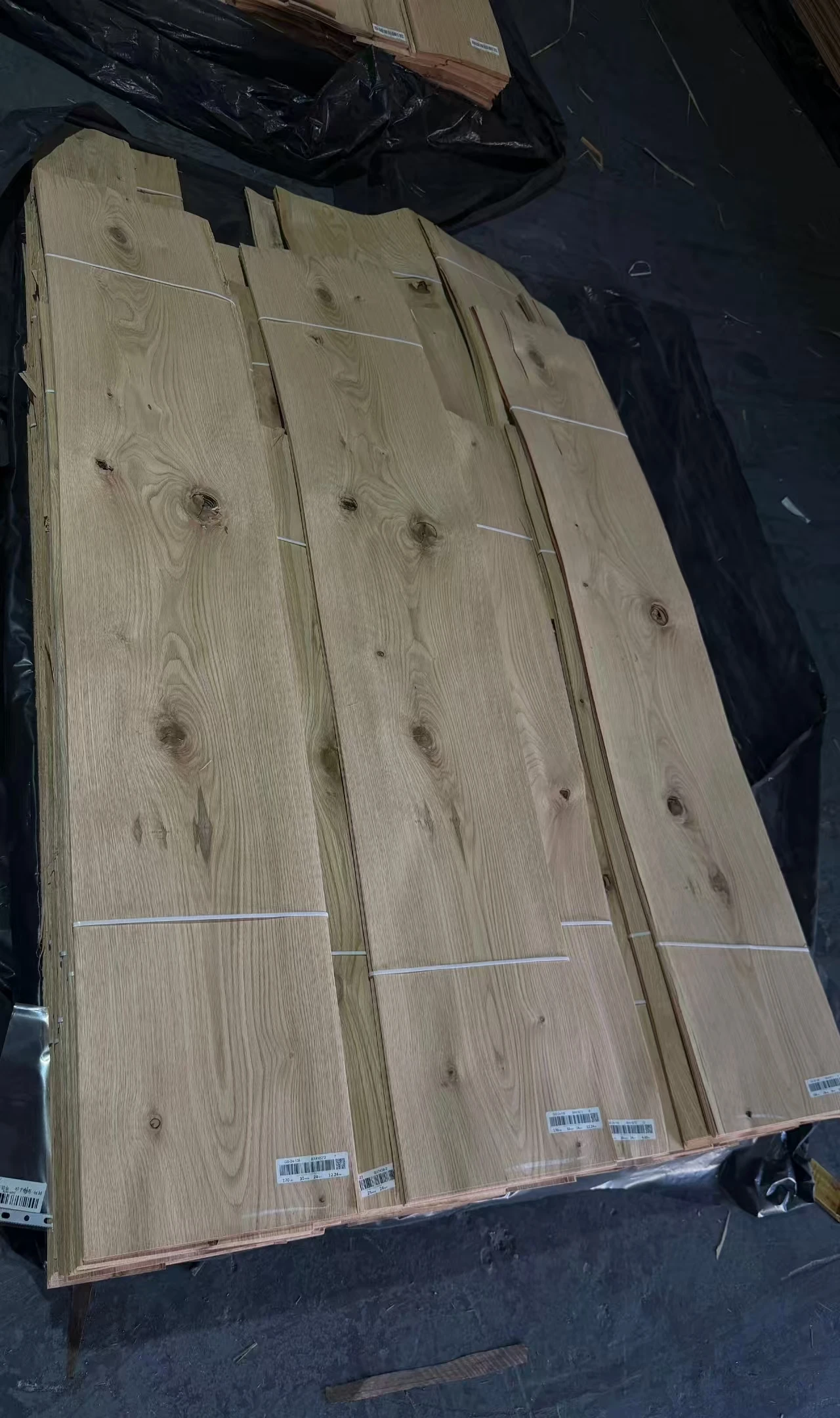 Veneer selection view with varying knot sizes, positions and grain.