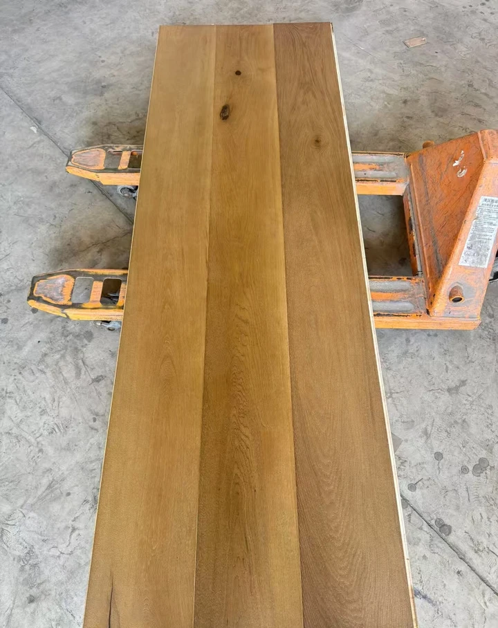White oak wide-plank appearance: 15 × 240 × 2200 mm with natural knots and grain