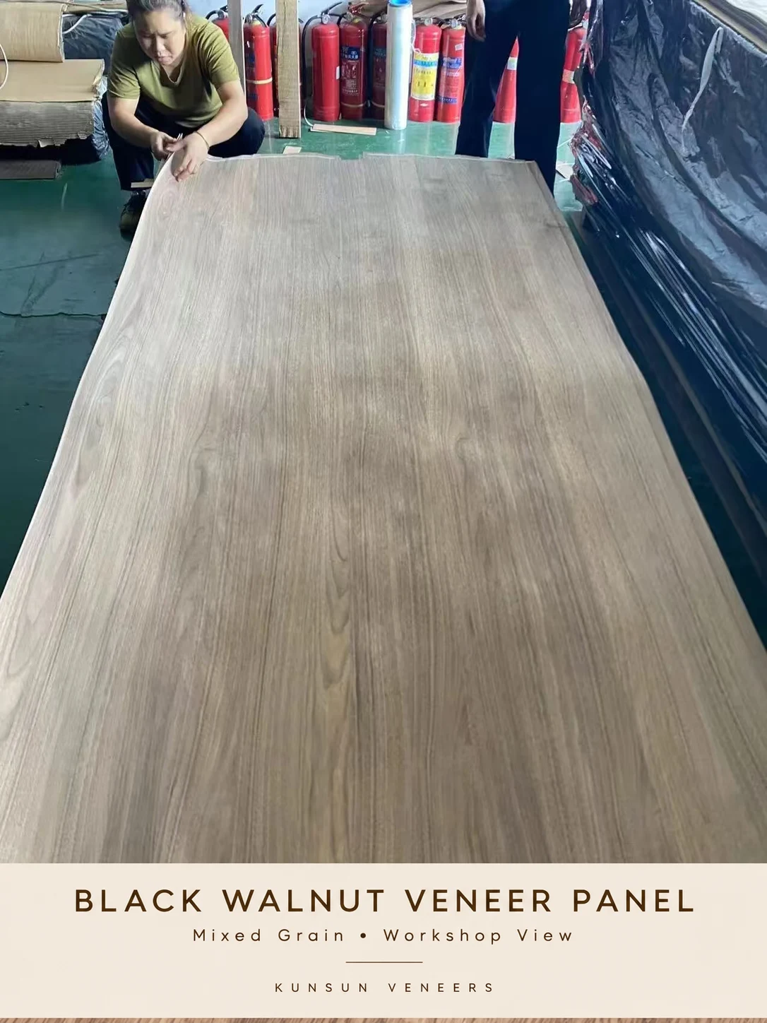 车间中展示的黑胡桃直纹花纹混拼贴面,工作人员位于叠放材料旁。
