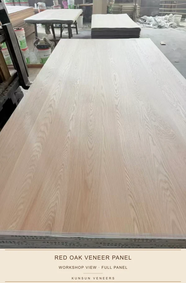 红橡木贴面板车间实拍,展示天然纹理整体分布。